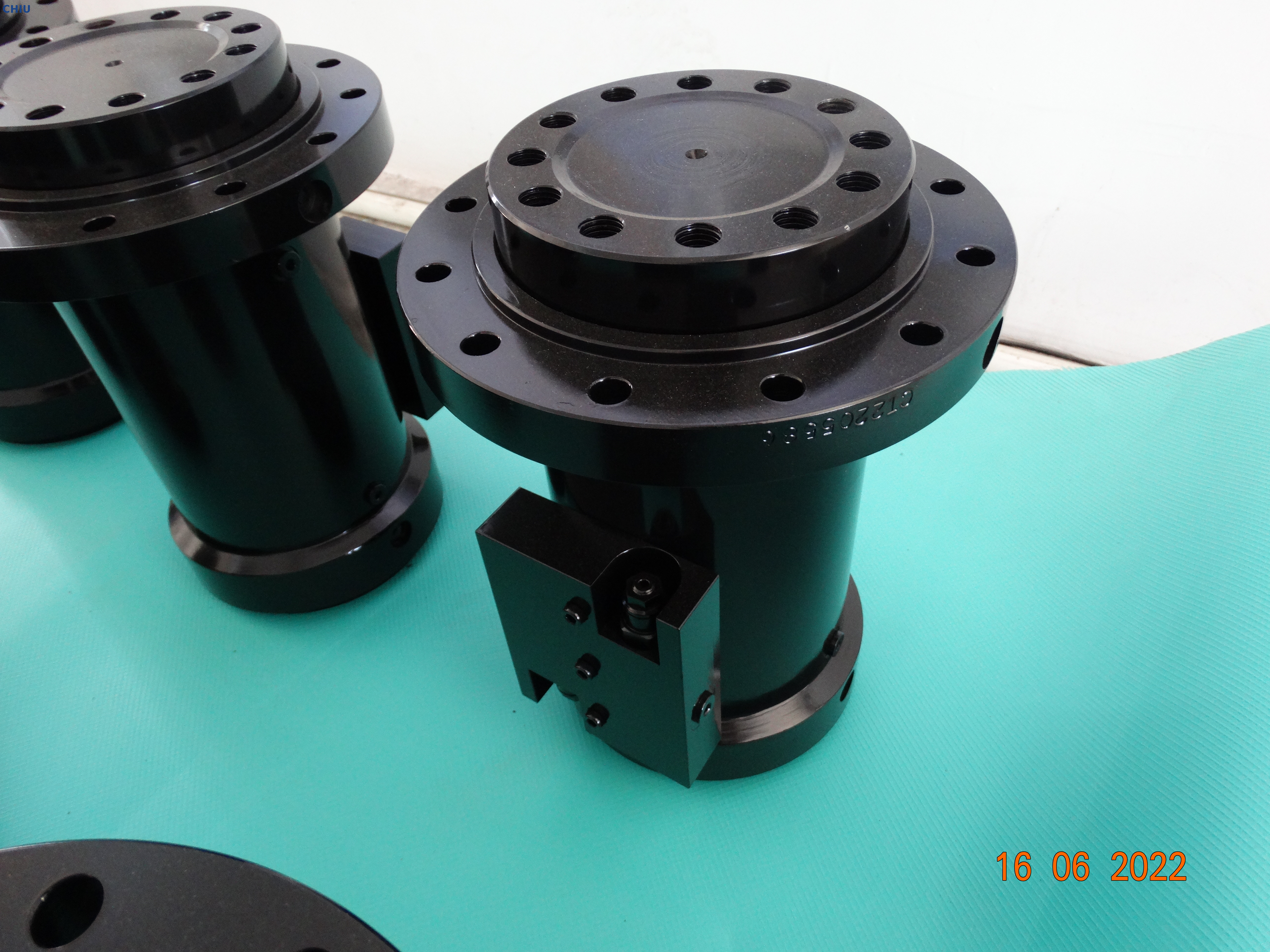 Heavy duty helical hydraulic rotary actuator application